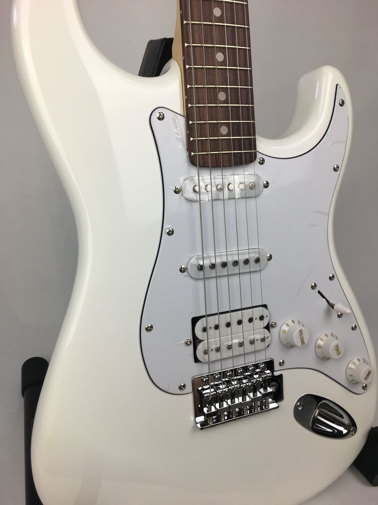 Biała gitara elektryczna typu Stratocaster Aria Pro II stg-004 Hss