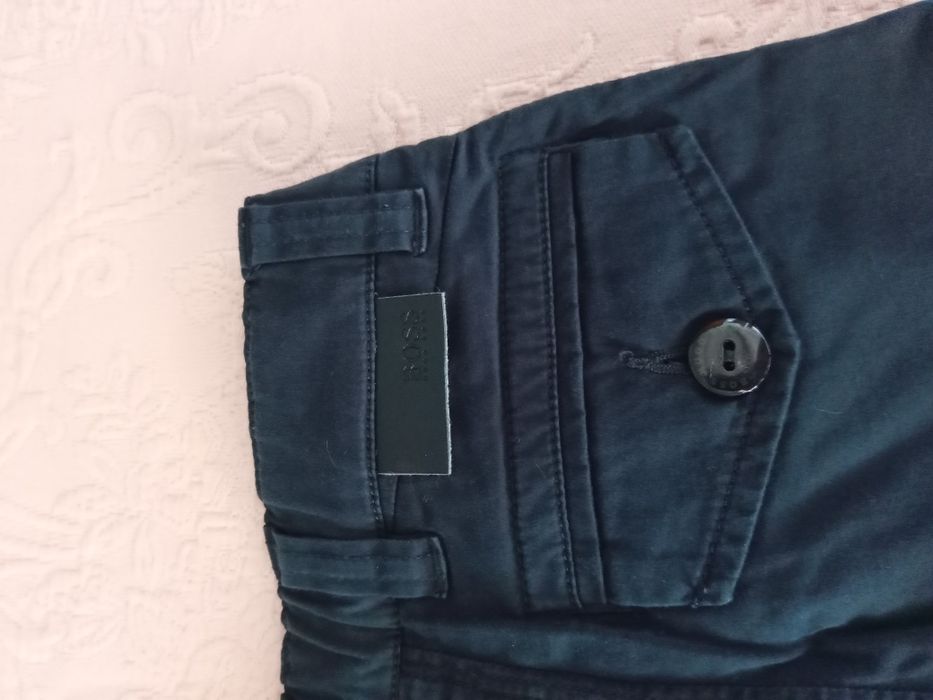 Roupa de marca para menino. Conjunto de casaco e calças em azul escuro