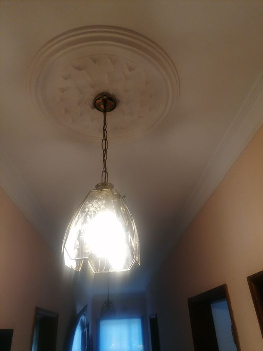 Candeeiros dourados e vidro