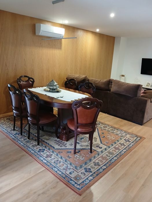 Mesa de sala em Nogueira e 6 cadeiras