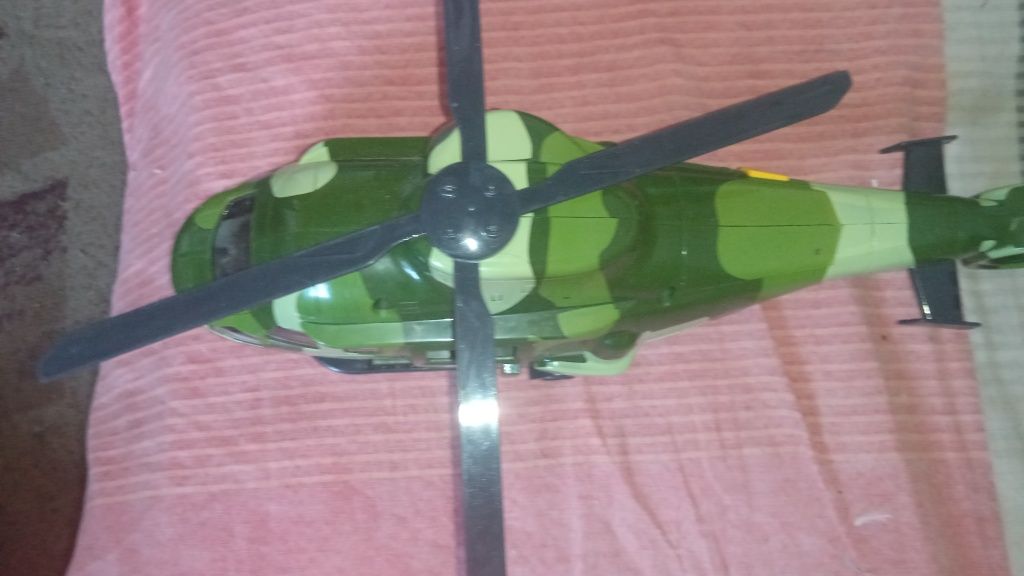 Продам игрушечный вертолет