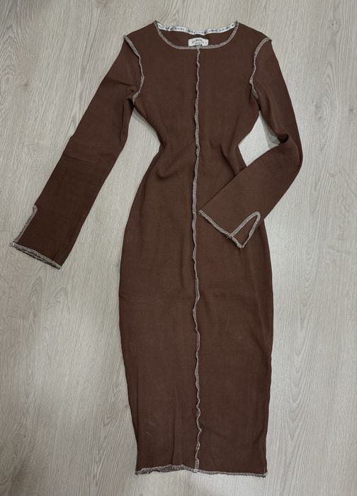 Сукня в рубчик з швами ззовні