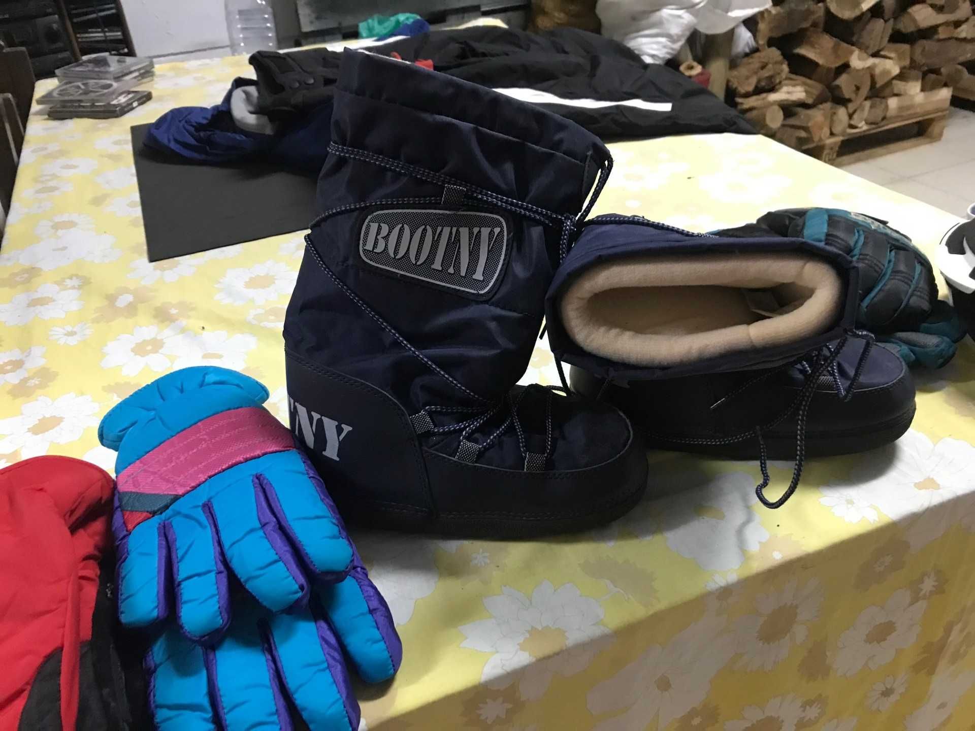 Botas e luvas para a neve