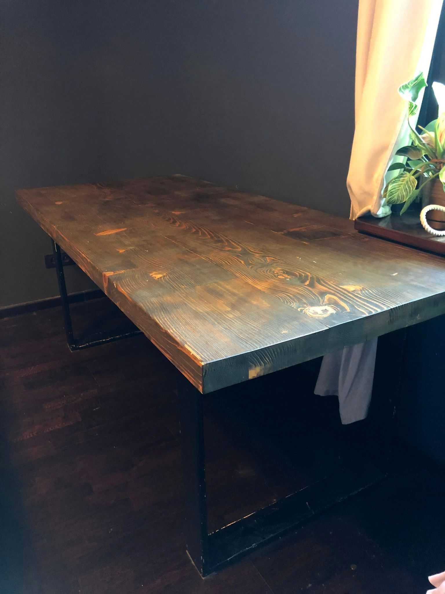 Loftowy masywny stół z drewnianym blatem
