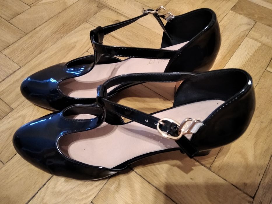 Eleganckie lakierki na obcasie r. 39