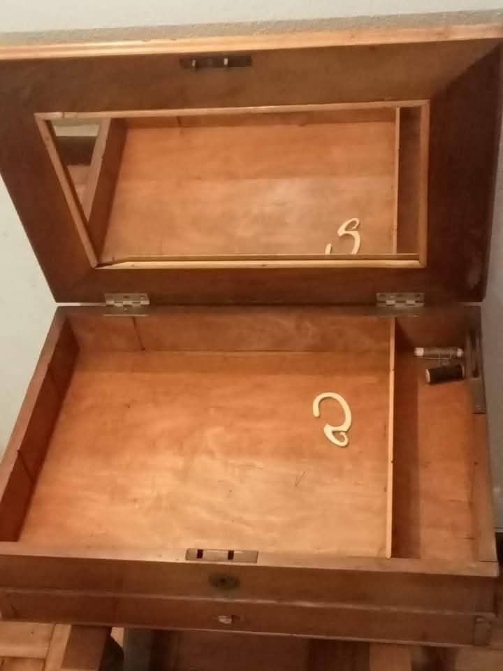Costureirinha centenária para restauro