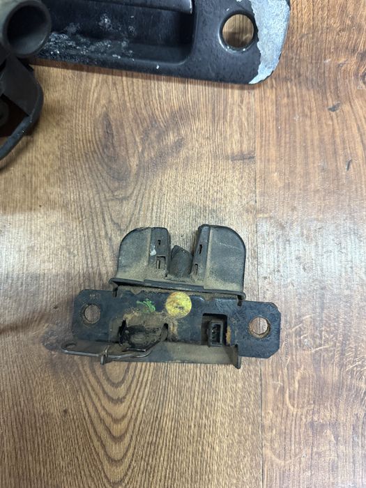 Zamek klapy tył tylny VW T5 sprawny komplet