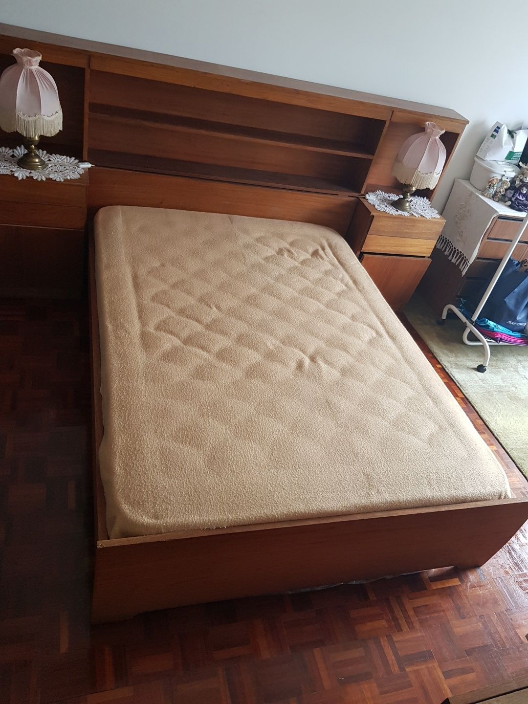 Cama + Mesas de Cabeceira + Cómoda