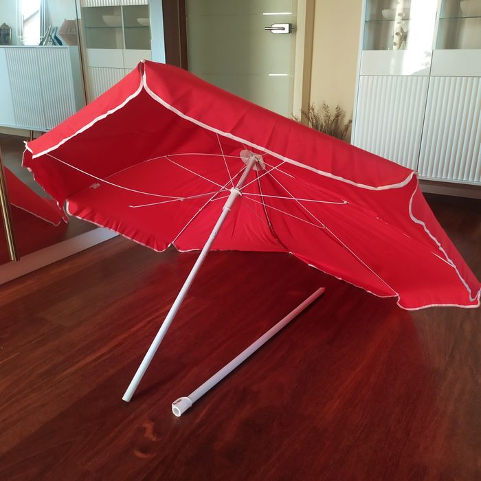 Duży czerwony parasol plażowy