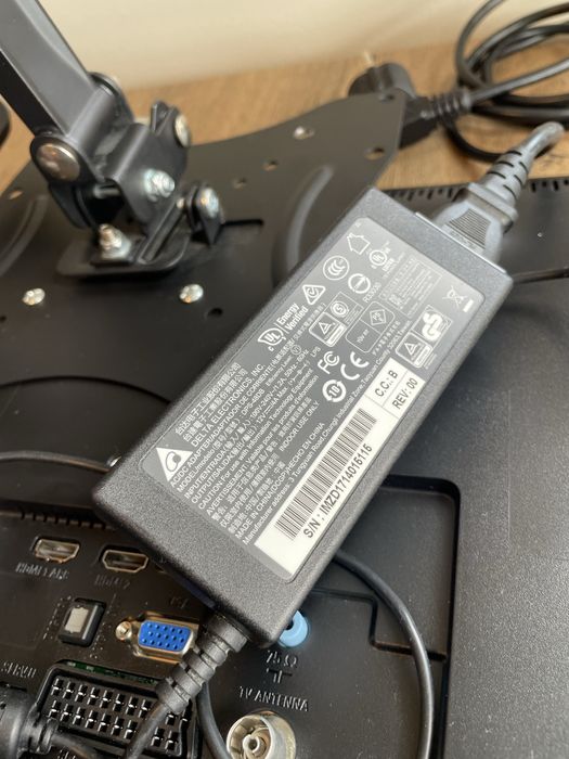 Телевізор Philips з кріпленням до стінки