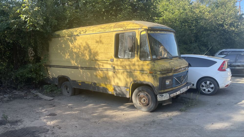 Mercedes 407D 1983 року 2,4 дизель