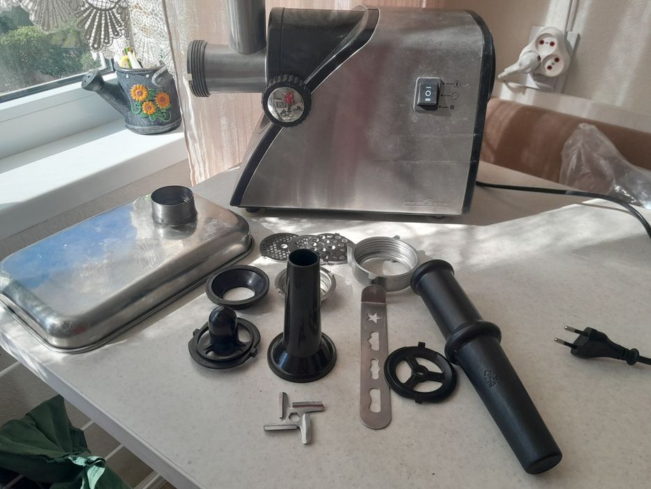 Електром'ясопубка з різними насадками