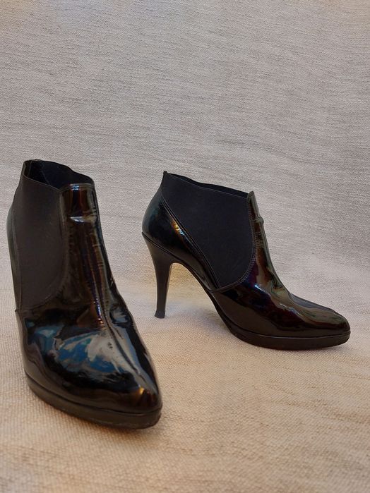 Botas pretas em pele, salto alto