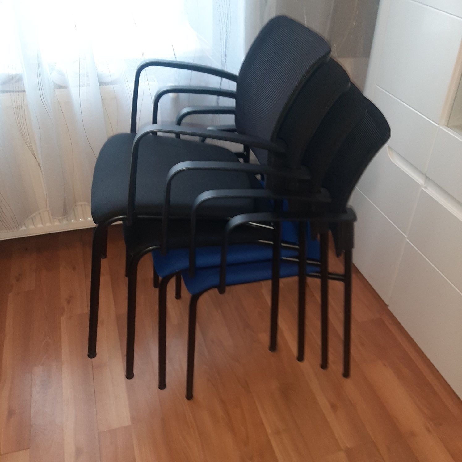 Krzesła biurowe.