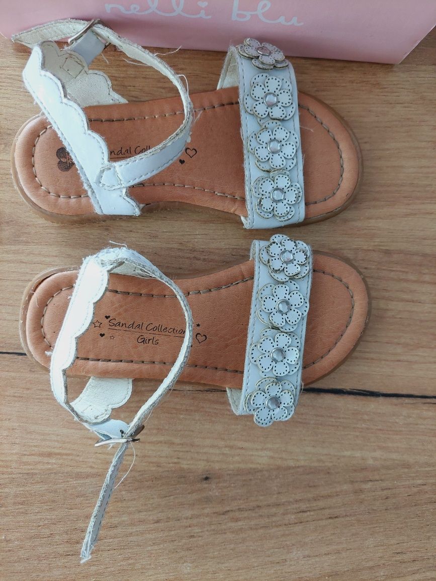 Białe sandały zapinane w kwiaty eleganckie dziewczęce 23