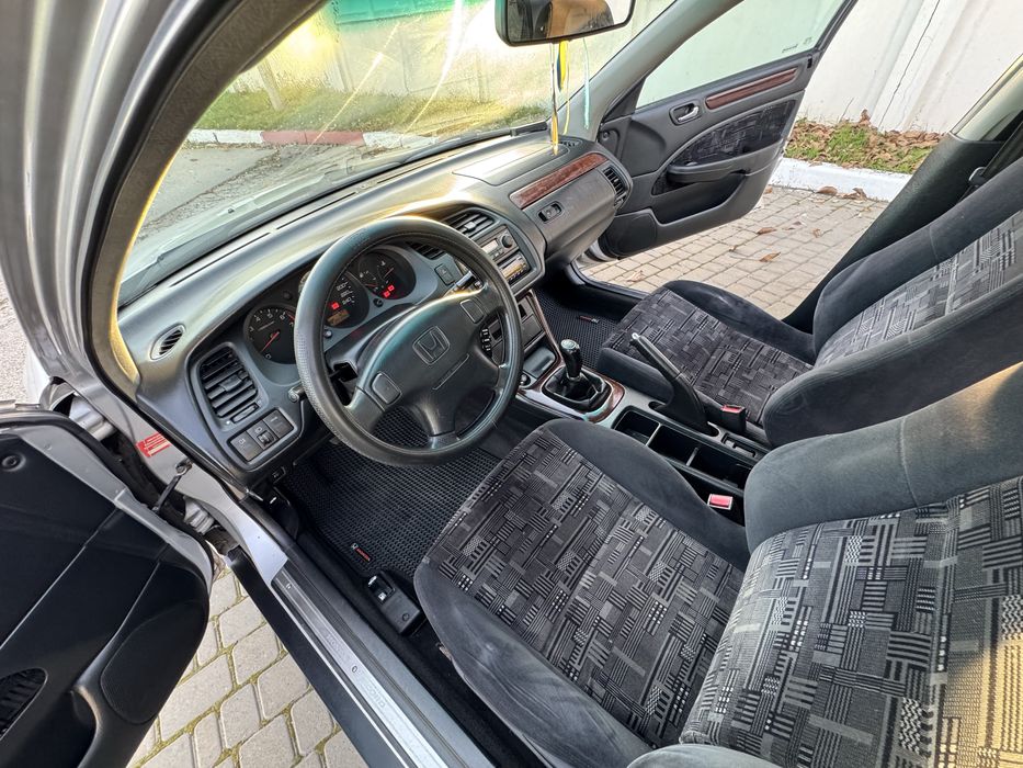 Продам Хонду Акорд 1.8 механика Срочно!