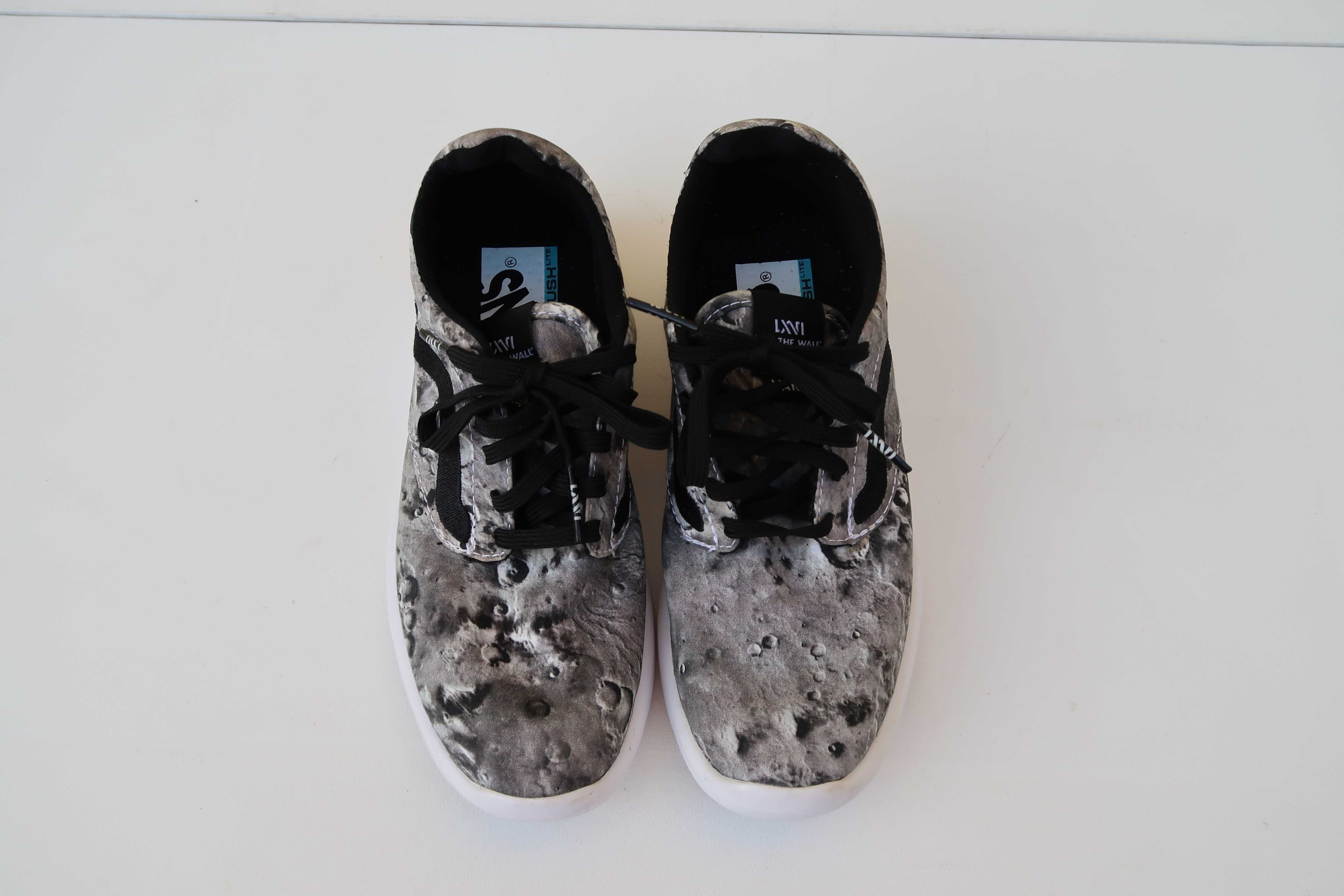 Tênis Vans com Padrão "Moon Surface"