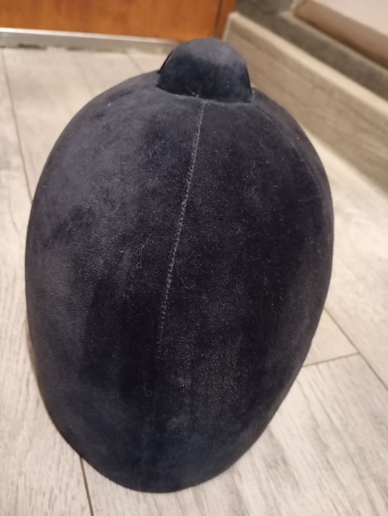 Toczek / kask jeździecki Czapka dżokejka, obwód 56cm, brak klamer