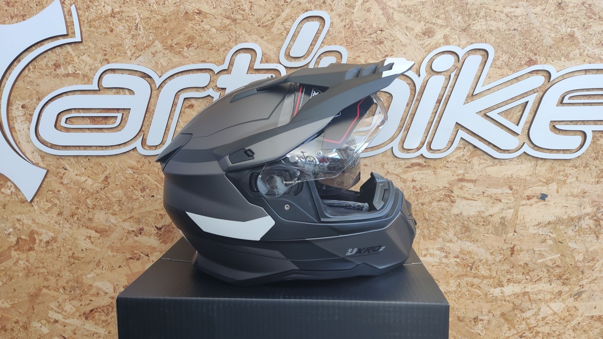 Vários modelos de capacete para mota