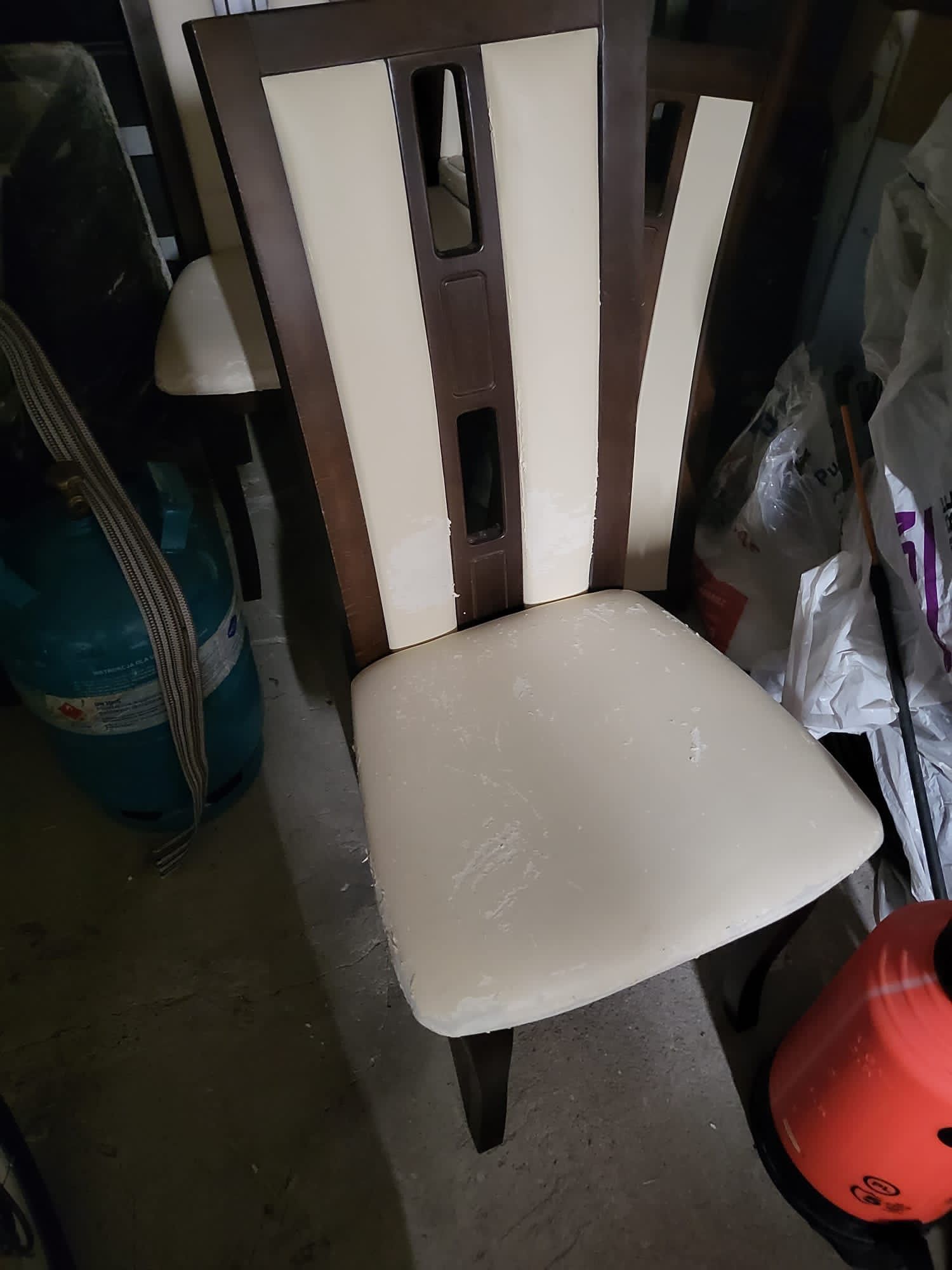 Krzesła kremowe nogi brązowe