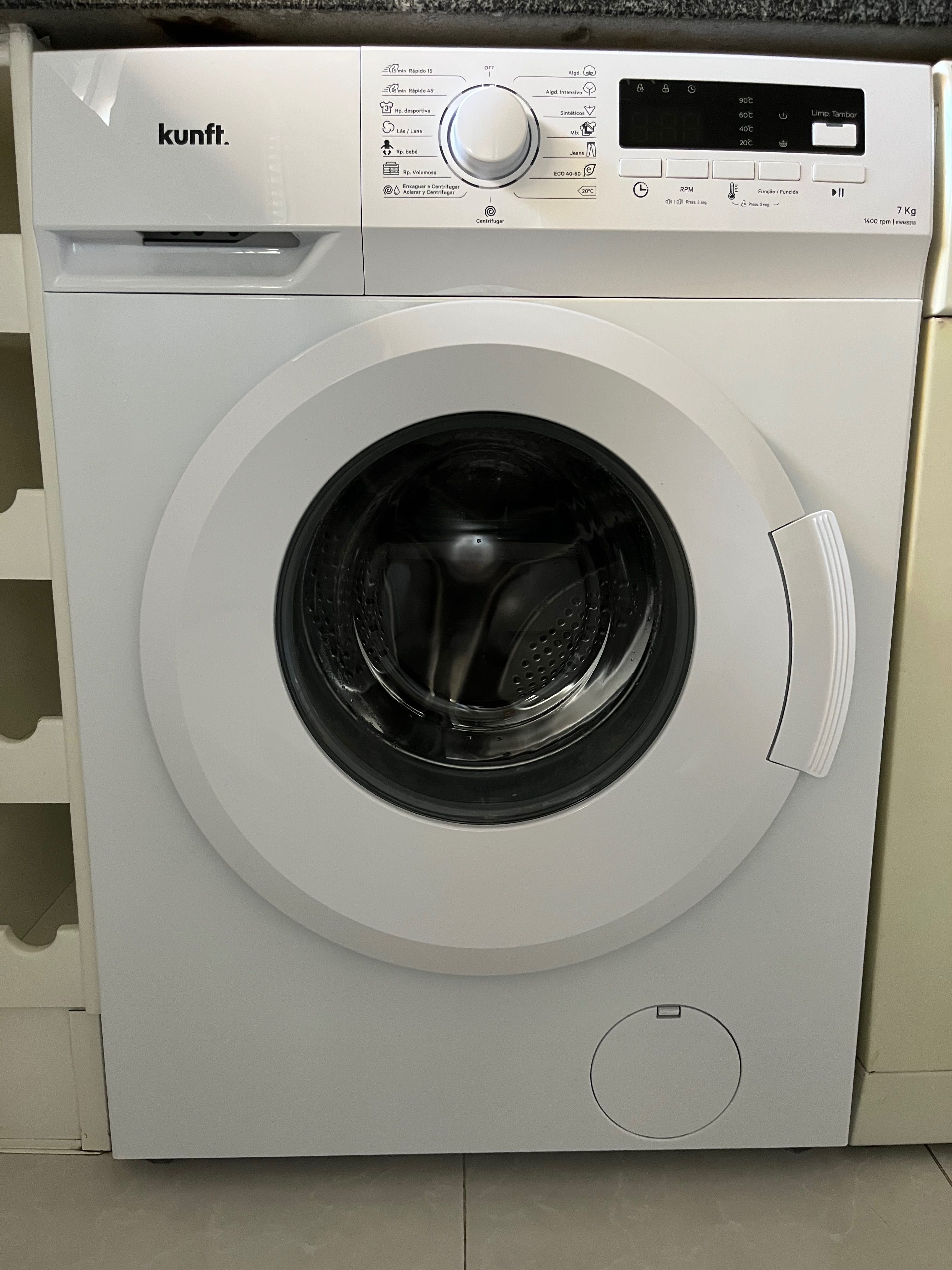 Máquina de Lavar Roupa (COMO NOVA)