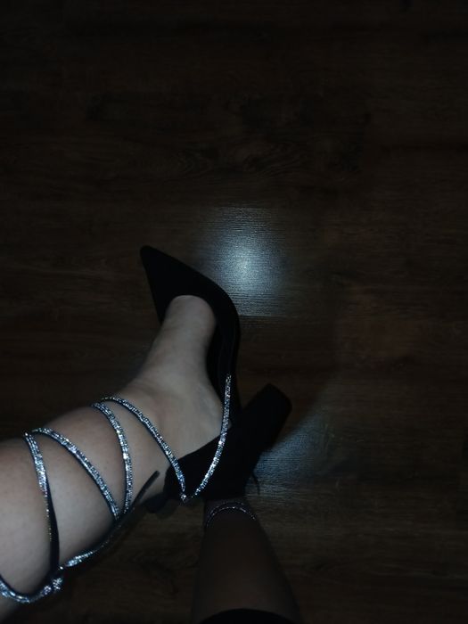 Buty na obcasie z kryształkami