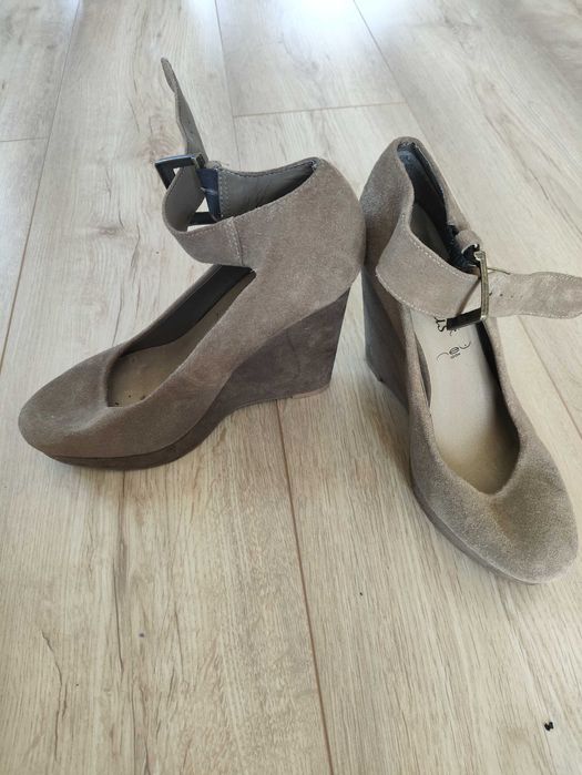 Buty na koturnie r 37