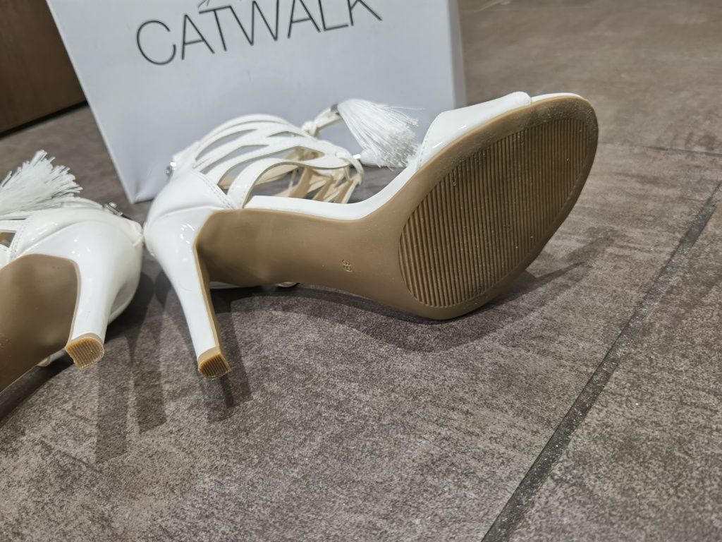 Szpilki sandały szpilki Catwalk białe lakierowane wiązane 39 nowe
