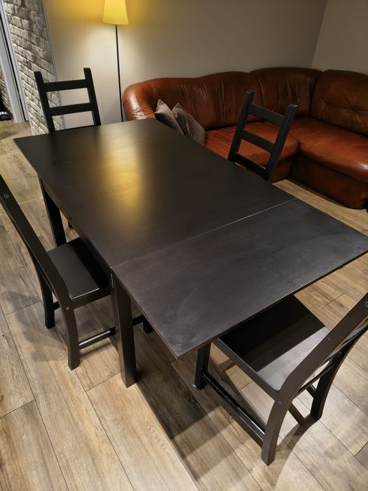 Stół rozkładany IKEA Bjustra i cztery krzesła