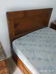 Cama de solteiro em madeira maciça