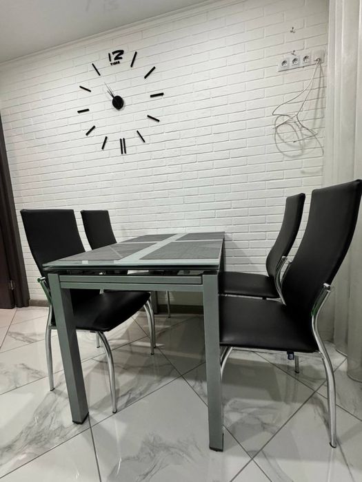 Кухонный стол и стулья