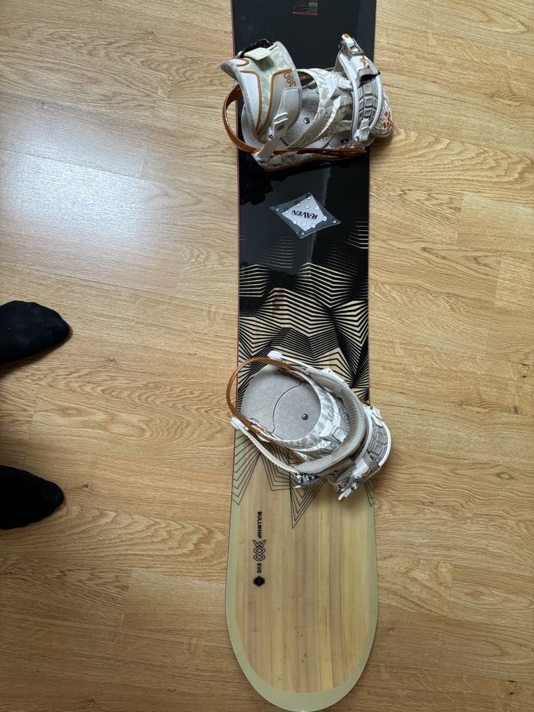Deska snowboard 155 cm z wiązaniami w niezłym stanie