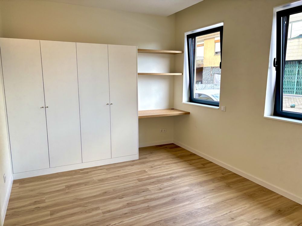 Quarto em moradia com 3 quartos para estudantes.
