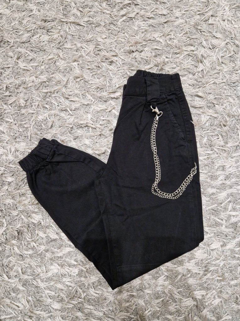 Czarne spodnie jeansowe jeans bojówki z łańcuchem Bershka