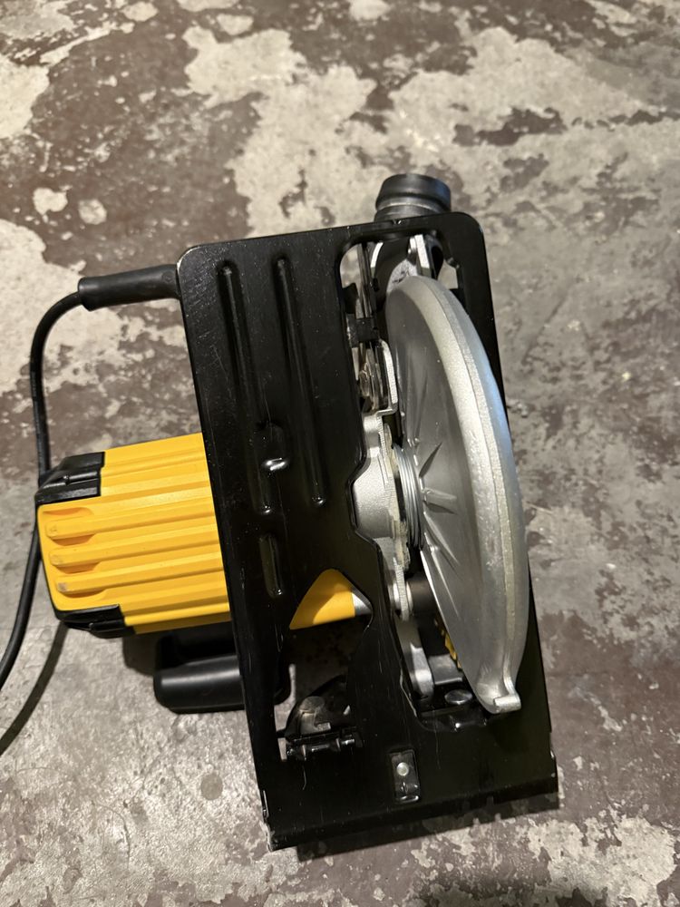 Piła tarczowa Dewalt DWE560