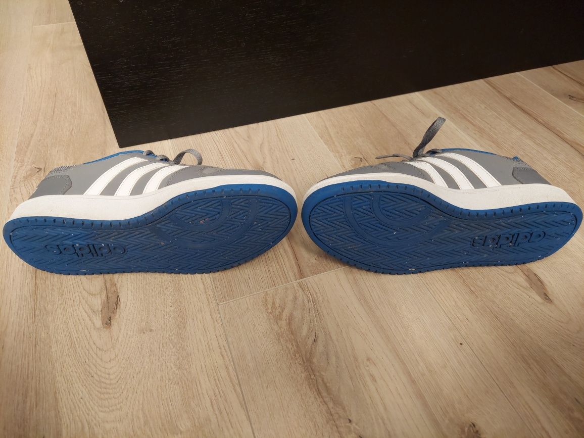 Szaro-białe buty Adidas HOOPS