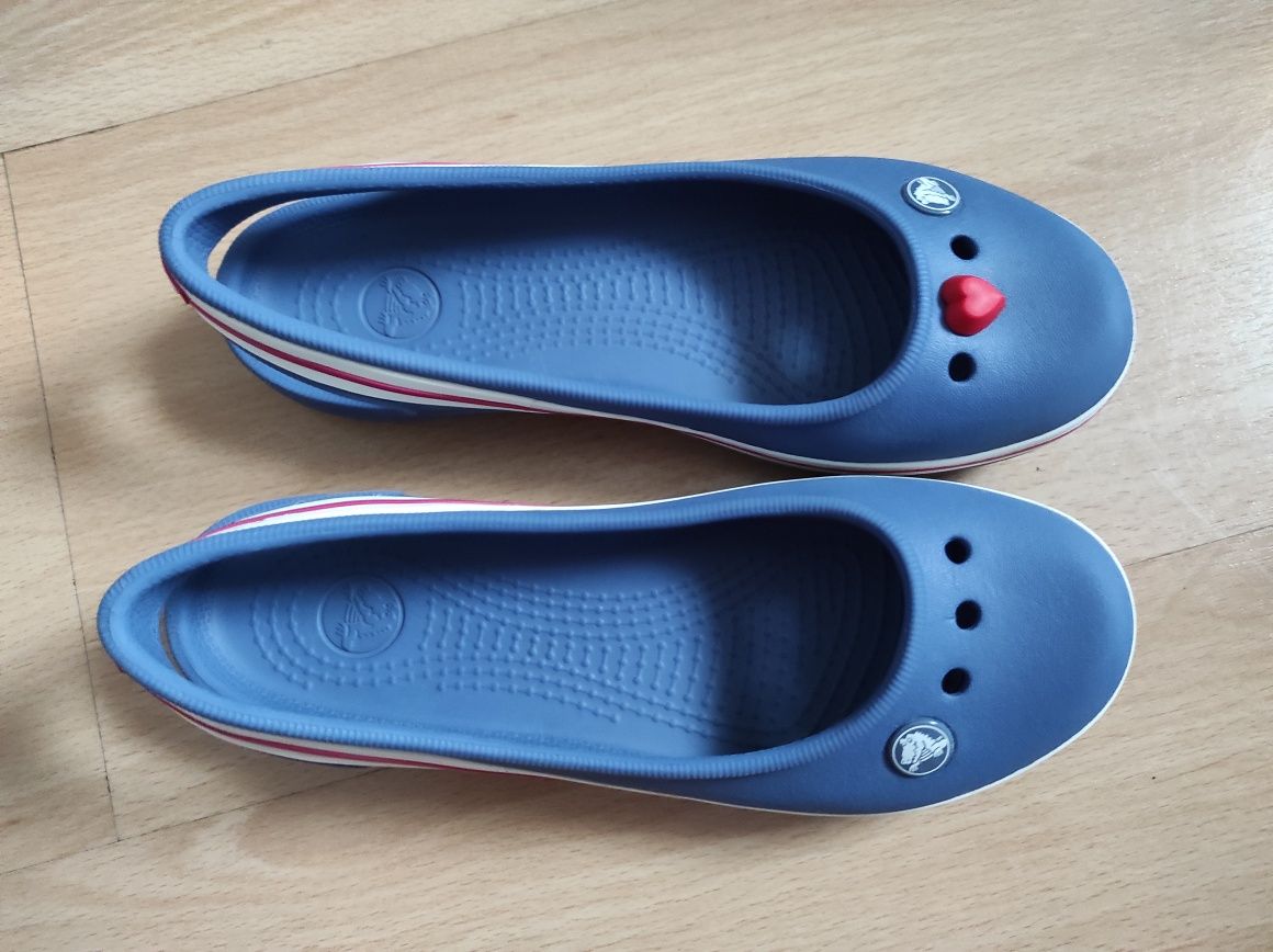 Босоніжки для дівчинки crocs J3