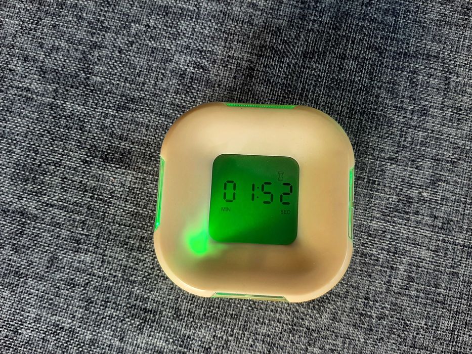 ciekawy zegar 4 w 1 - budzik - termometr - minutnik z podświetleniem