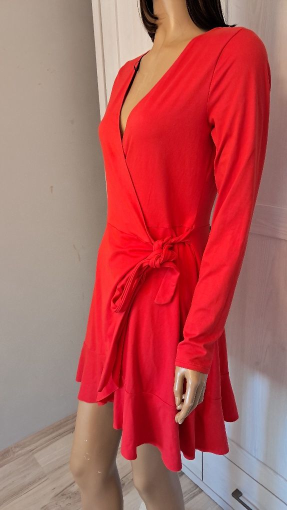 Czerwona sukienka  kopertowa z falbanką na  dole
