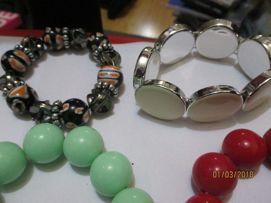 17 pulseiras antigas de vários modelos e de vários materiais