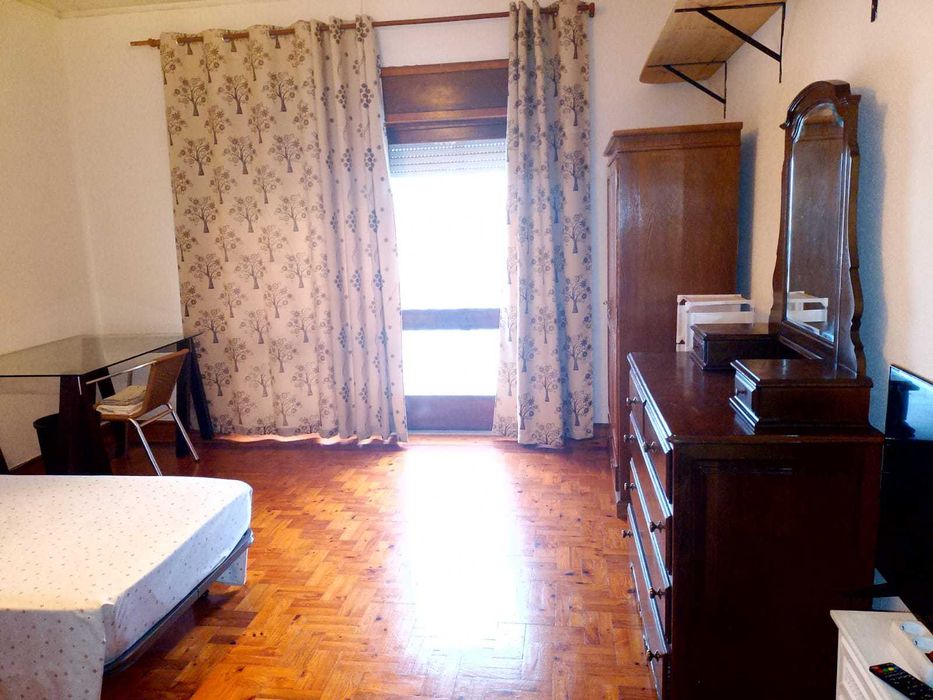 Alugo quarto espaçoso e arejado