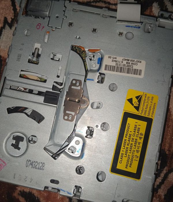 Запчасти от магнитолы VW RCD 310 — передняя панель + CD-дисковод