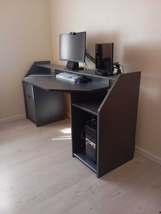 Mesa de escritório para vários monitores e PC