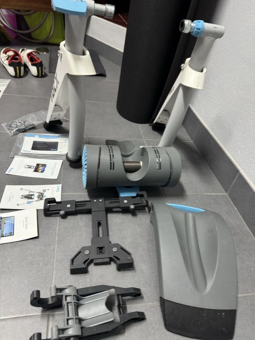 Rolo de ciclismo indoor tacx , com roda propria tacx, e tapete
