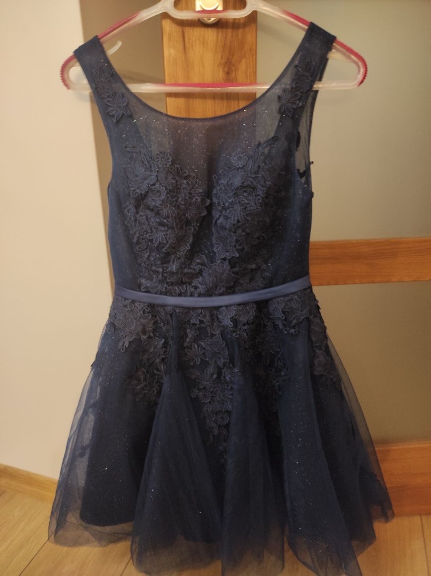 Granatowa rozkloszowana sukienka z tiulem