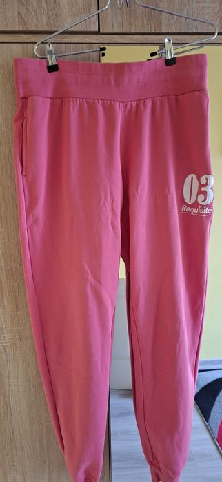 Różowe spodnie dresowe damskie 44