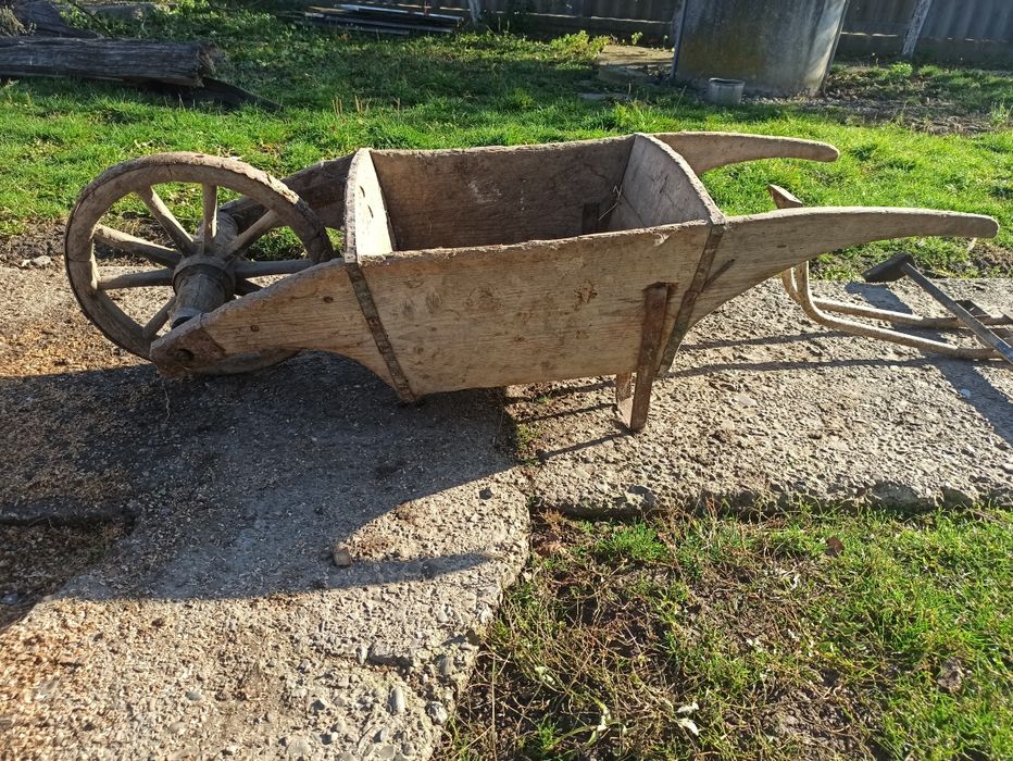 Тачка дерев'яна стародавня для музею або домашньої колекції