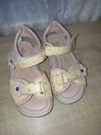 Літнє взуття для дівчинки