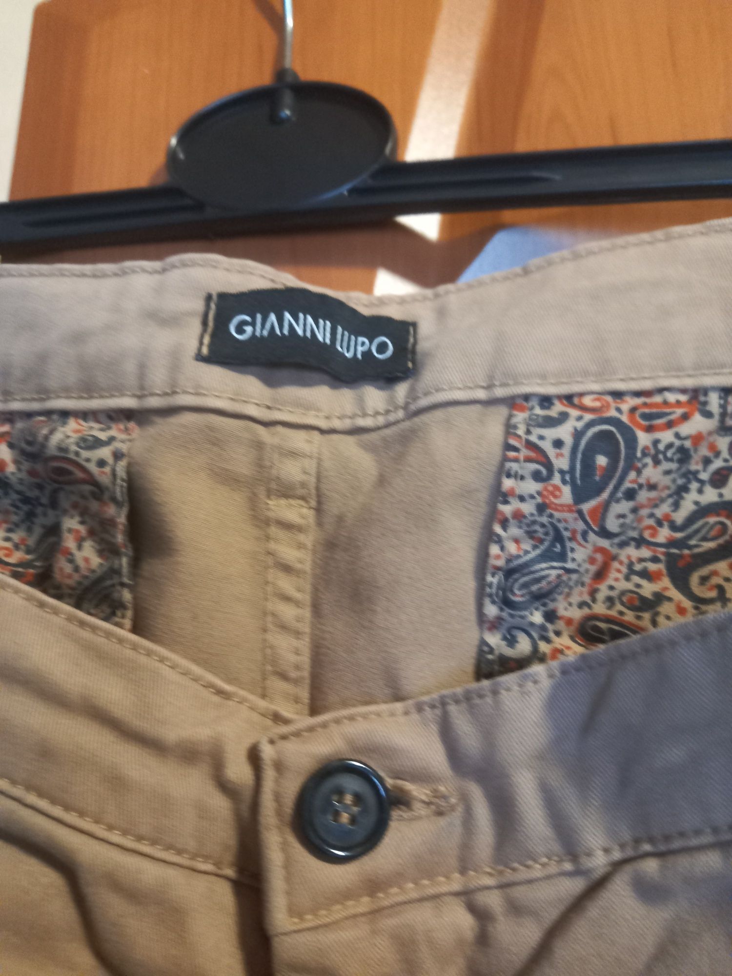 Продаються джинси чоловічі, ІталіяІталія