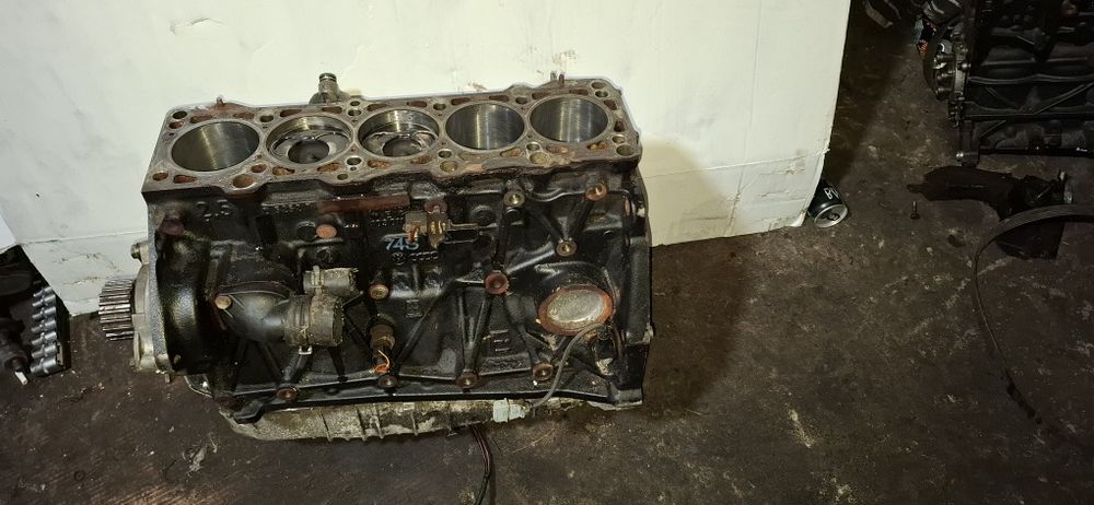 Блок циліндрів 2.5 тді т4 2.5 лт28 лт 35 2.5 двигун мотор двигатель